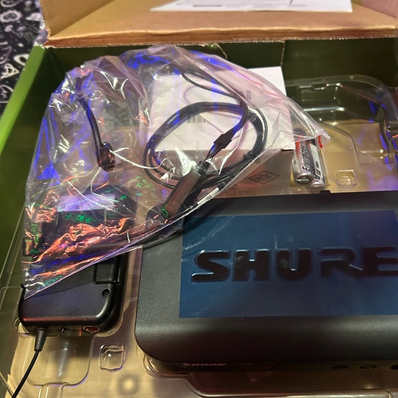 Shure BLX14/PGA31 Wireless Headworn Microphone System - Picture 2 of 12